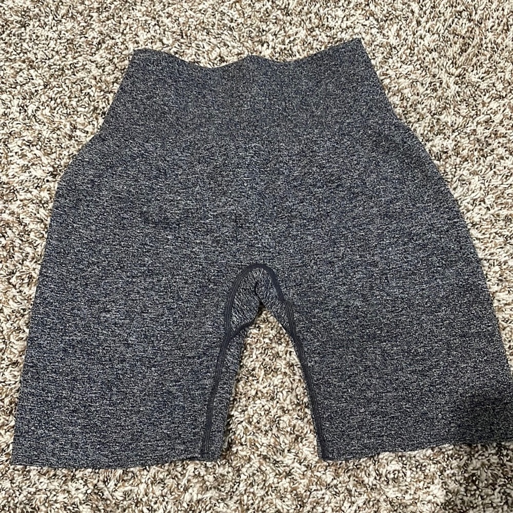 NVGTN scrunch biker short size medium